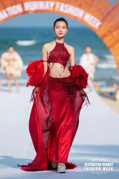MODEL ALICE - BÙI TRÂM ANH RẠNG RỠ TRONG VAI TRÒ VEDETTE TẠI DESTINATION RUNWAY FASHION WEEK 2024