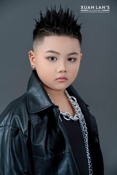 Mẫu nhí Hoàng Long T-B tung bộ ảnh chủ đề idol Kpop 