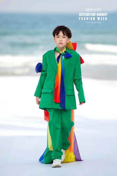 MODEL ĐẠI PHONG TỎA SÁNG KHI ĐIỀU NHIỀU NTK CHỌN LỰA TRÌNH DIỄN TRONG DESTINATION RUNWAY FASHION WEEK 2024