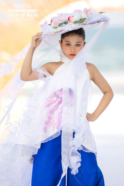 MODEL RUBY NGỌC DIỆP TỎA SÁNG KHI ĐẢM NHIỆM VEDETTE CHO NTK PHƯƠNG NGUYỄN SILK TRONG BST “SẮC MÀU CUỘC SỐNG”