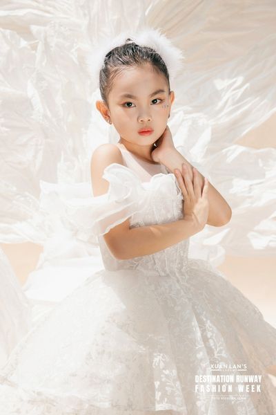 MODEL TRÚC HÀ HÓA THÂN THÀNH “NÀNG TIÊN CÁ” TRONG BỘ SƯU TẬP CỦA THƯƠNG HIỆU THỎ NHÍM KIDS
