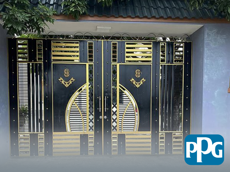 Mẫu 49: Cửa sắt 4 cánh sơn tĩnh điện màu đen kết hợp họa tiết vàng sang trọng
