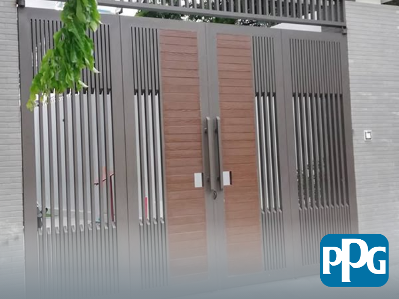 Mẫu 63: Cửa sắt 4 cánh sơn tĩnh điện màu nâu kết hợp gỗ cho nhà phố
