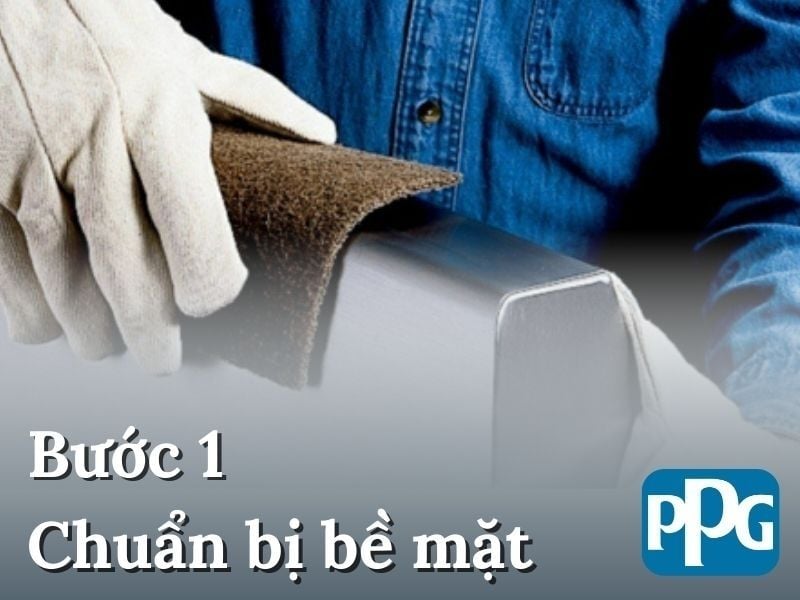 Bước 1: Chuẩn bị bề mặt sơn bằng cách chà nhám, loại bỏ bụi bẩn và lớp sơn cũ