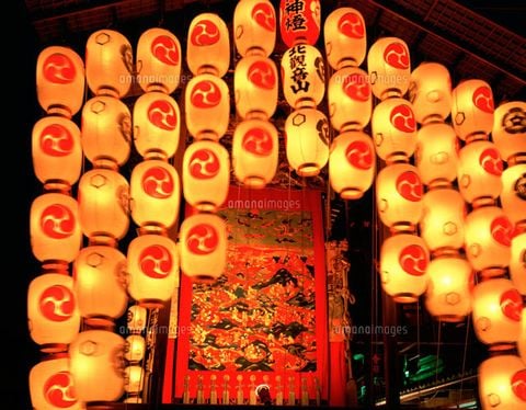 SỰ KHÁC BIỆT GIỮA ĐÈN LỒNG NHẬT BẢN VÀ ĐÈN LỒNG VIỆT NAM – ĐIỀU GÌ LÀM NÊN NÉT ĐỘC ĐÁO?