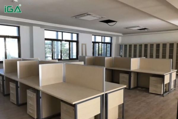 Bàn làm việc có vách ngăn - giải pháp nội thất linh hoạt cho văn phòng