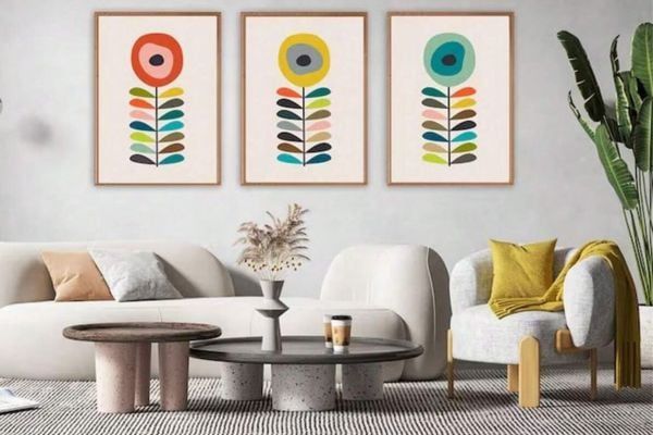 Những bức tranh là điểm nhấn cho căn phòng