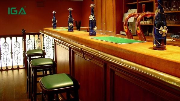 Ghế đôn chữ nhật được ưa chuộng trong quán cà phê, nhà hàng nhờ thiết kế gọn, dễ sắp xếp