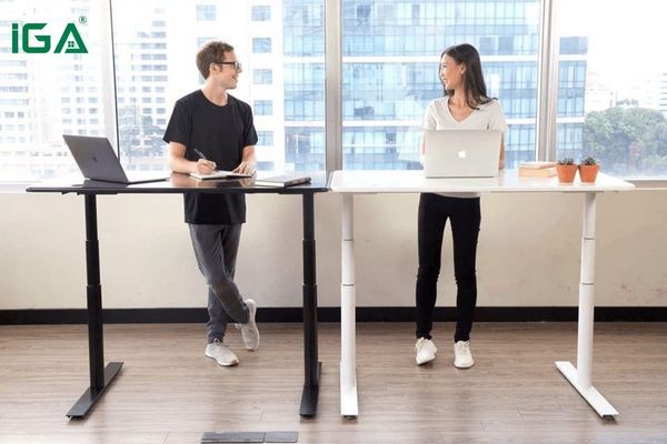 Bàn làm việc ngồi/đứng với khả năng điều chỉnh độ cao linh hoạt