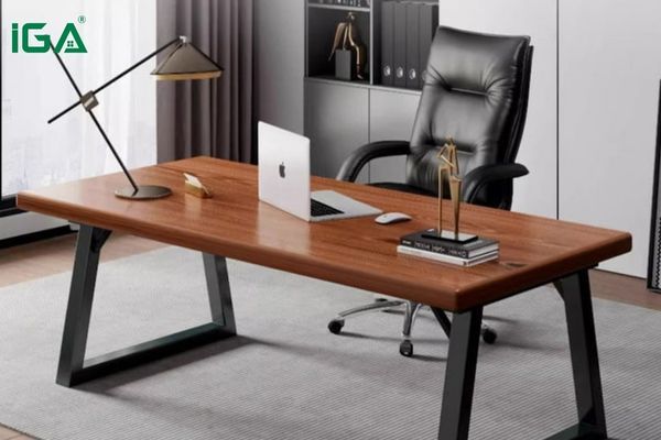 Bàn làm việc khung chân sắt GM121 được thiết kế hiện đại với mặt bàn gỗ MDF bền đẹp, chắc chắn