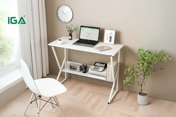 Bàn chữ K thường làm từ khung sắt sơn tĩnh điện kết hợp mặt gỗ MDF phủ Melamine