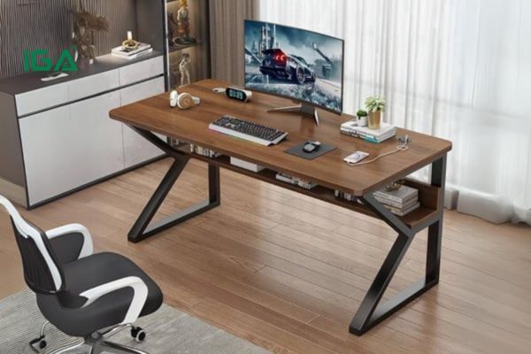 Bàn chữ K tích hợp kệ và ngăn kéo giúp sắp xếp gọn gàng mà không cần thêm tủ kệ