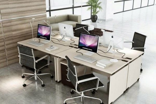 Lựa chọn những mẫu bàn không gian lớn, thoải mái cho nhân viên