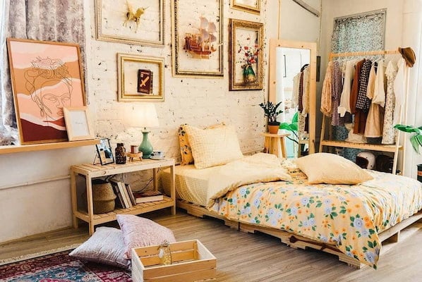 Sử dụng kệ và bộ ga giường theo phong cách Vintage