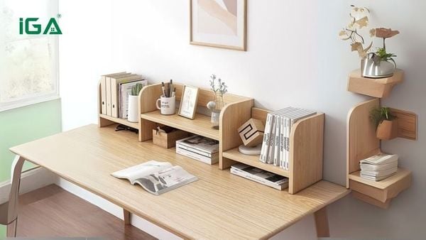 Kệ sách để bàn bằng gỗ bền đẹp, chắc chắn và sang trọng nhưng nặng, dễ bị ẩm và giá cao hơn các loại khác