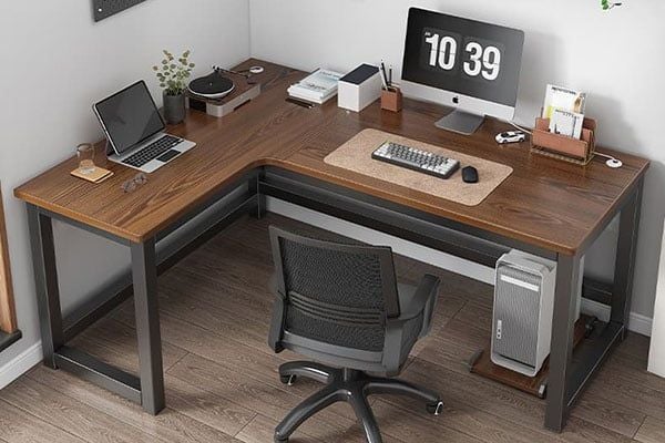 Trang trí bàn làm việc văn phòng phong cách hiện đại