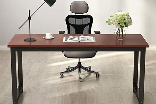 Trang trí bàn làm việc văn phòng phong cách tối giản
