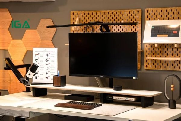 Kệ màn hình chỉ nên dùng để đỡ màn hình, tránh đặt vật quá khổ hay ngồi lên