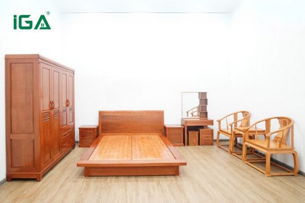 Giường gỗ xoan đào màu cánh gián trong phòng ngủ phong cách cổ điển