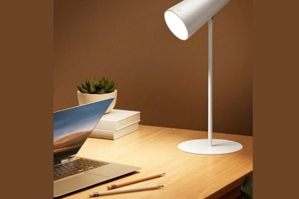 Một góc làm việc có chiếc đèn đủ sáng sẽ giúp tạo cảm hứng làm việc tốt