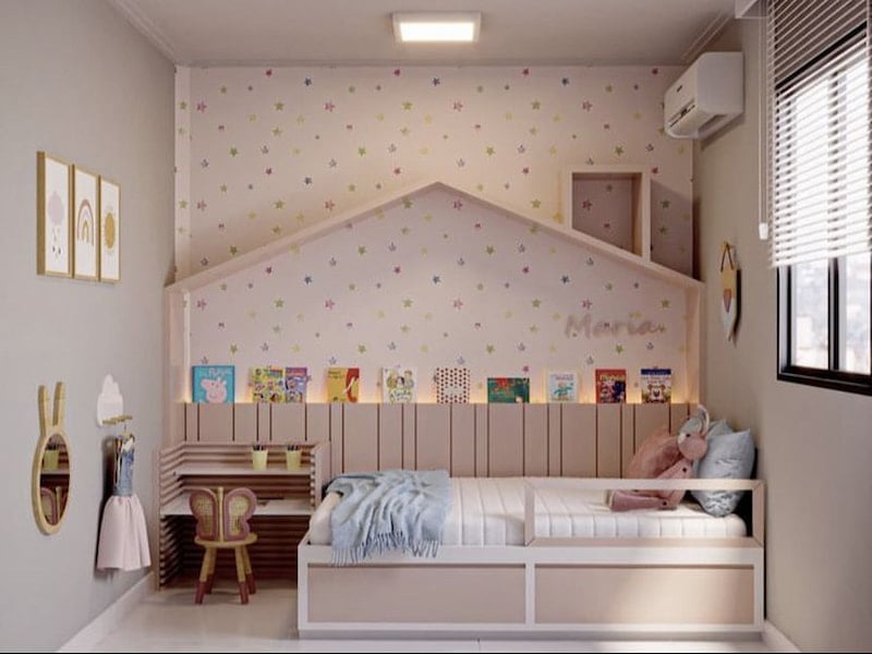 Chiếc giường đơn vừa vặn với căn phòng