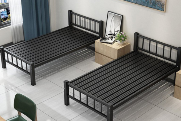 Giường bằng sắt mang đến những đường nét thanh thoát, dễ phối với nhiều phong cách nội thất