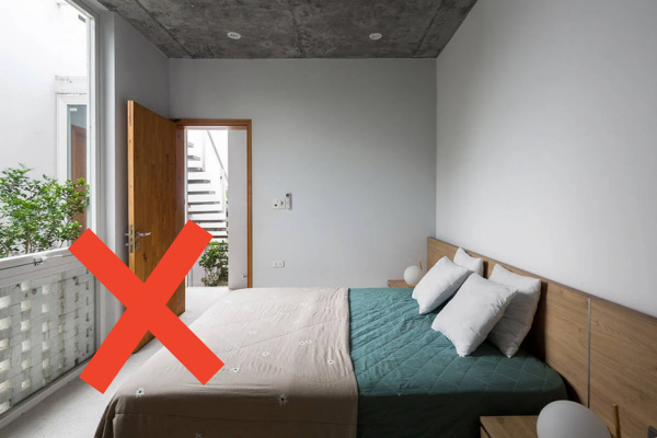 Không để đầu hoặc chân giường hướng thẳng ra cửa