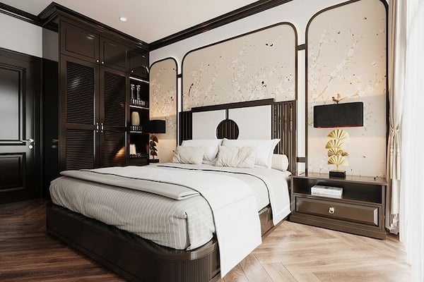 Phòng ngủ Indochine trang nhã với giường gỗ chạm khắc, rèm lụa mềm mại tạo cảm giác thư thái
