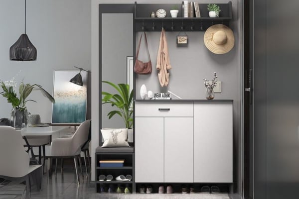 Một số mẫu giá kệ để giày thông minh kèm gương được tích hợp thêm giá treo đồ nhỏ ngay trên tủ, giúp sản phẩm cân xứng về chiều cao và tối ưu hóa việc lưu trữ