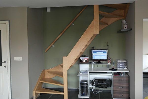 Đầy bất ổn với góc làm việc dưới cầu thang