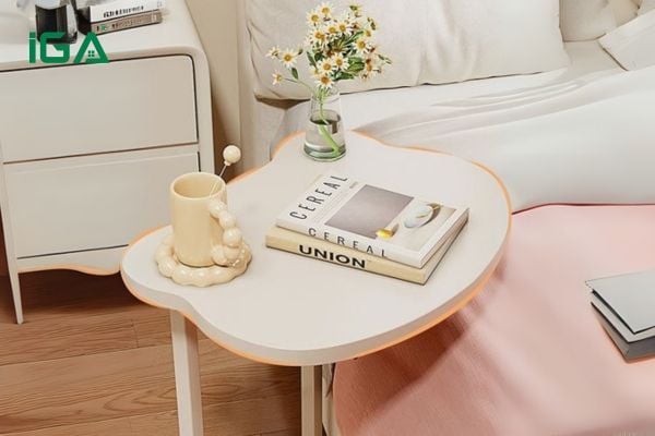 Bàn trà có bánh xe màu trắng mã GM117, thiết kế nhỏ gọn, đặt cạnh giường