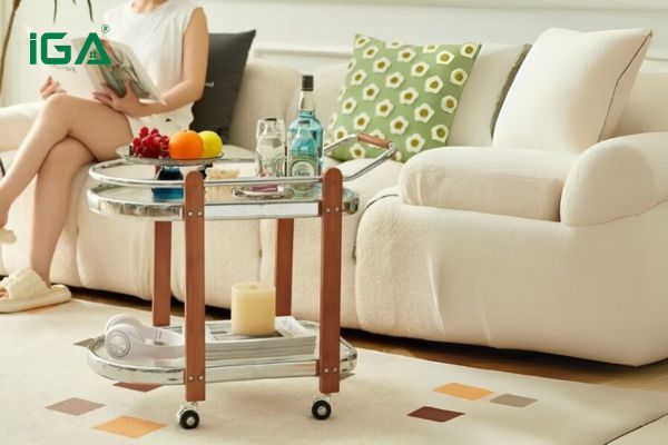 Bàn trà mặt kính trong suốt có bánh xe, kết hợp chân gỗ, tạo vẻ hiện đại