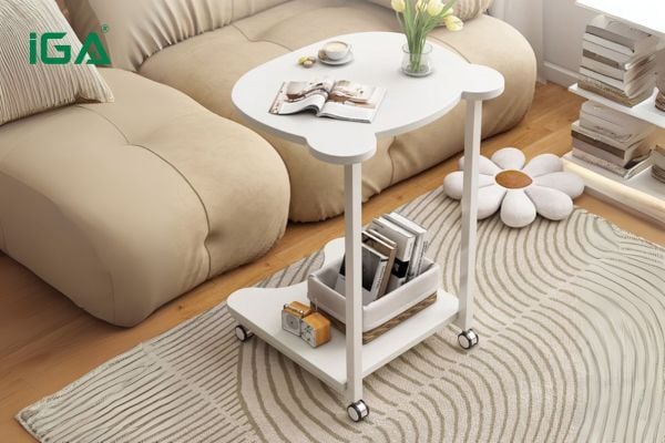 Bàn trà màu trắng có bánh xe đặt trong phòng khách hiện đại