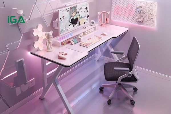 Bàn trang trí chữ K giúp góc học tập trở nên xinh xắn hơn