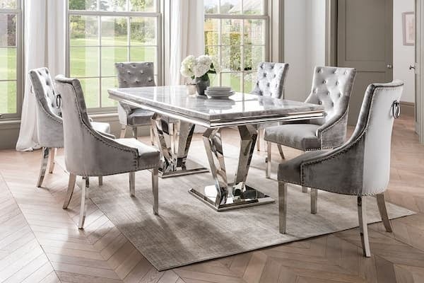 Một chiếc bàn ăn mặt kính đầy sang trọng