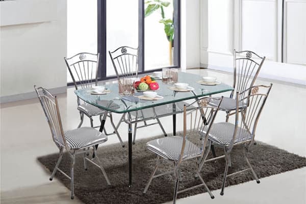 Một chiếc bàn ăn hình chữ nhật