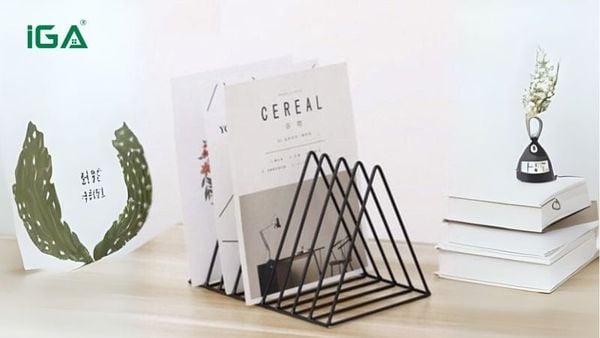 Kệ kim loại bền chắc, chịu lực tốt, chống mối mọt nhưng dễ trầy xước và gỉ sét nếu không bảo quản kỹ