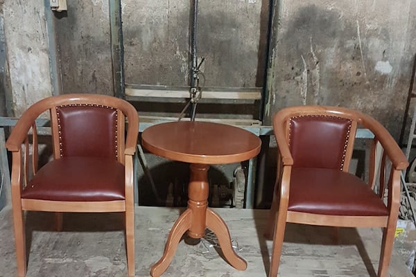 Nên tránh sử dụng những bàn trà đã cũ
