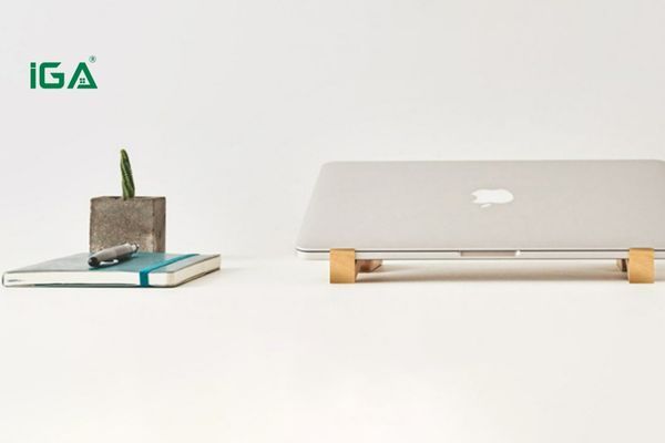 Chọn kệ phù hợp kích thước bàn, trọng lượng màn hình và không gian