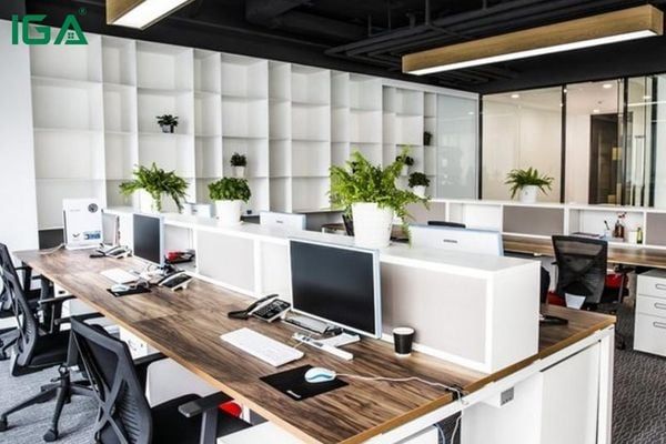 Bàn làm việc phù hợp sẽ giúp văn phòng trông có thẩm mỹ hơn