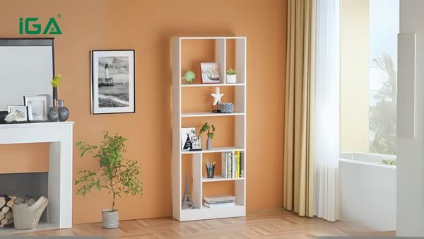 Kệ sách linh hoạt trong công năng, không chỉ đựng sách mà còn dùng để trưng bày tranh ảnh, đồ decor