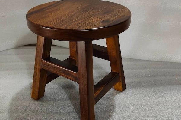 Ghế đôn chất liệu gỗ