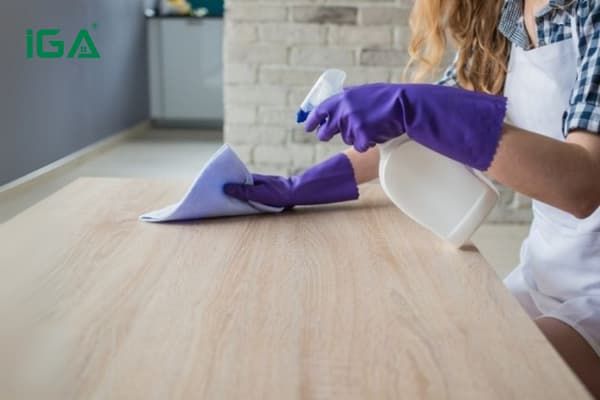 Hình ảnh người phụ nữ đang vệ sinh mặt bàn trà có bánh xe