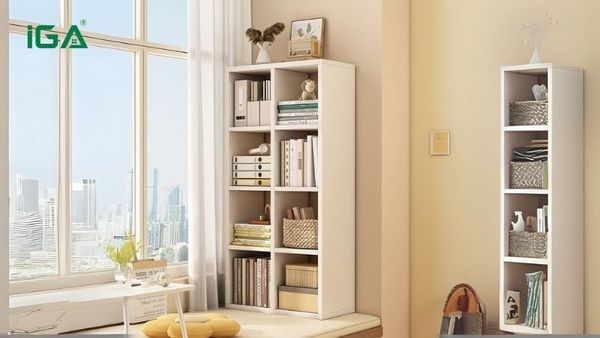 Bổ sung đèn bàn hoặc đèn LED giúp kệ sách sáng rõ, dễ tìm đồ và tạo không gian ấm cúng
