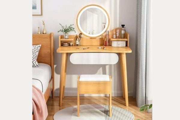 Kết hợp hài hòa giữa bàn, gương soi và các ngăn lưu trữ tiện dụng