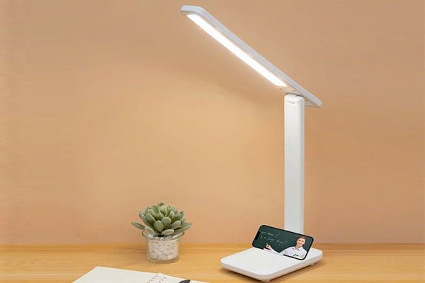 Đèn để bàn là một trong những cách để bảo vệ mắt