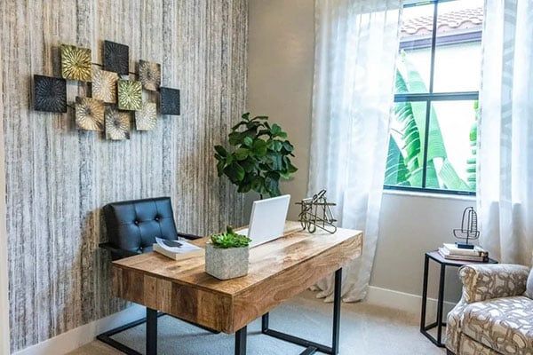 Nên ngồi tựa lưng vào tường tạo cảm giác vững chắc