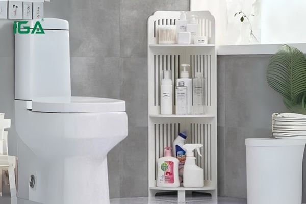 Kệ góc tường trong phòng tắm giúp để đồ vật gọn gàng vật dụng cá nhân, giữ không gian luôn sạch sẽ