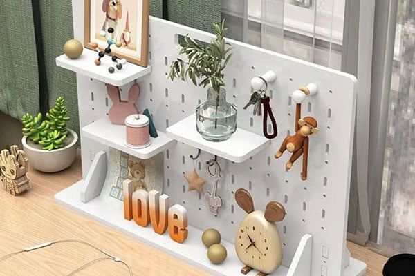 Trang trí bàn làm việc tại văn phòng bằng bảng Pegboard decor phòng hiện đại