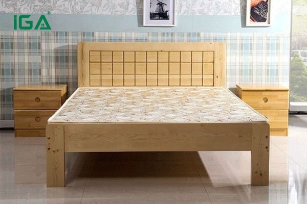 Giường gỗ thông màu sáng, mắt gỗ tự nhiên, phù hợp không gian mộc mạc
